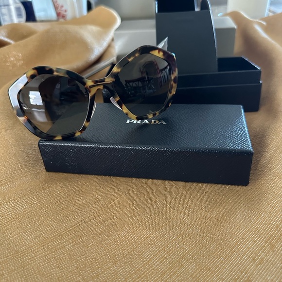 Leopard print Prada sunglasses - Picture 4 of 7